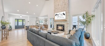 Watermark Bluff, Luxury w/ Covered Verandas + Heated Salt Pool, Hot Tub, Dock!