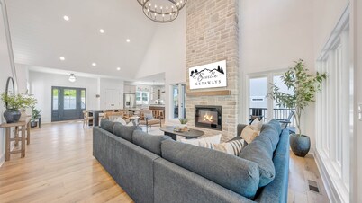 Watermark Bluff, Luxury w/ Covered Verandas + Heated Salt Pool, Hot Tub, Dock!