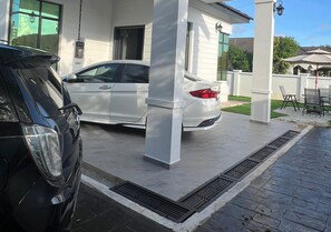Property grounds - 5 Mins to Batu Buruk Beach! Cozy Family Home in KT – Near HSNZ & City Center (Kuala Terengganu)