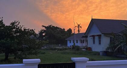 5 Mins to Batu Buruk Beach! Cozy Family Home in KT – Near HSNZ & City Center