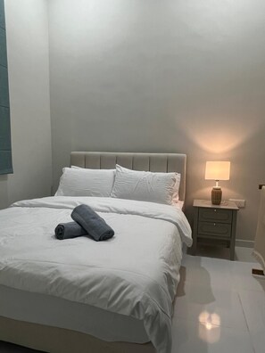 3 bedrooms, iron/ironing board, WiFi - 5 Mins to Batu Buruk Beach! Cozy Family Home in KT – Near HSNZ & City Center (Kuala Terengganu)