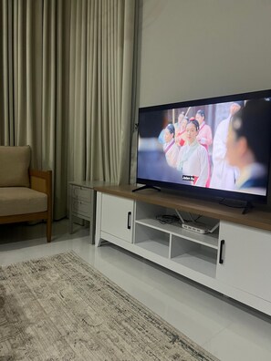 Interior - 5 Mins to Batu Buruk Beach! Cozy Family Home in KT – Near HSNZ & City Center (Kuala Terengganu)