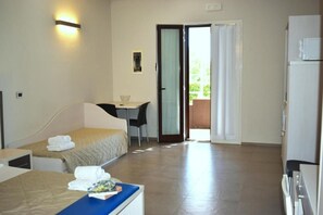 Tabla de planchar con plancha, wifi, ropa de cama