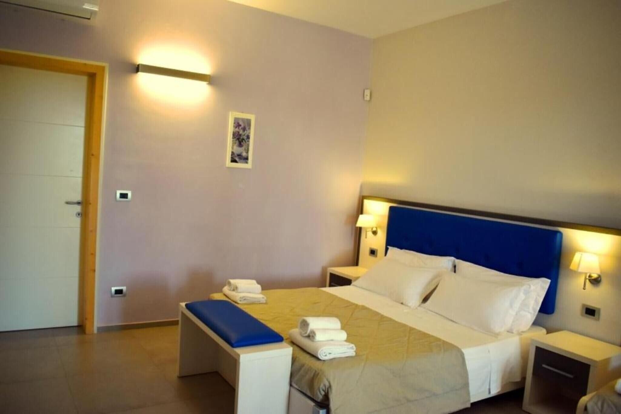 Tabla de planchar con plancha, wifi y ropa de cama 