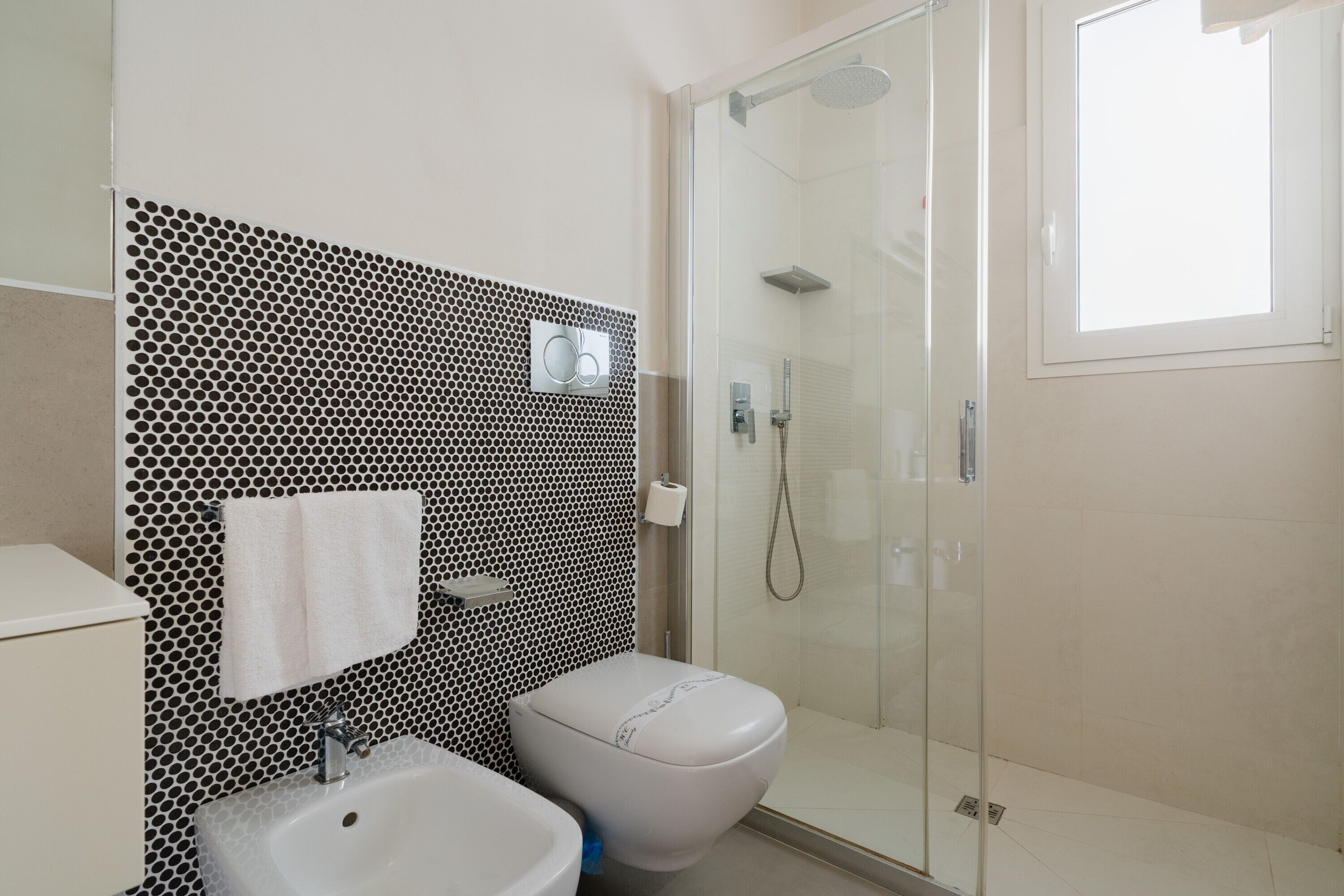 Douche, sèche-cheveux, serviettes fournies