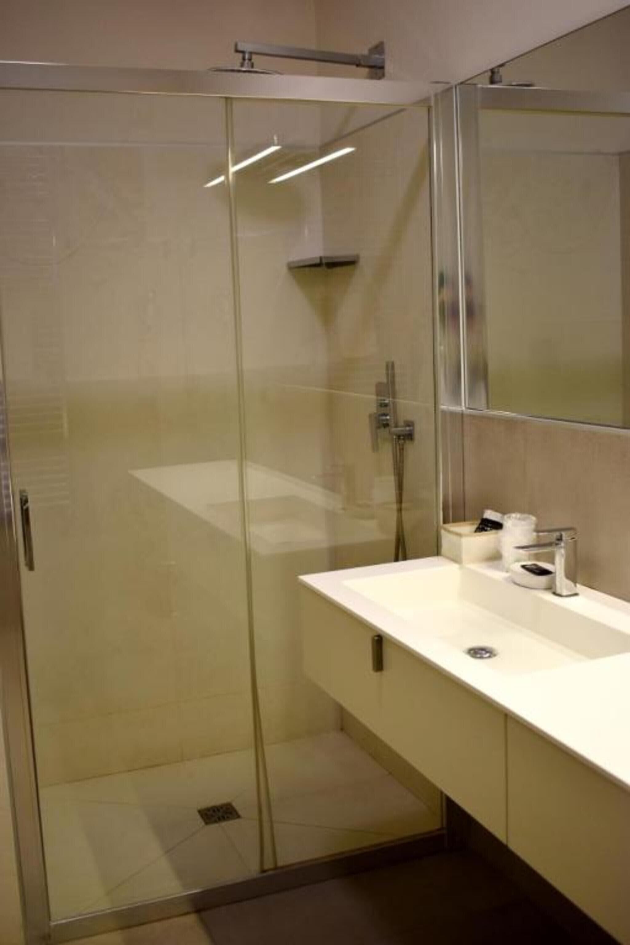 Een douche, een haardroger, handdoeken