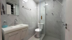 Shower, hair dryer, towels, toilet paper - Downtown Florianópolis, everything nearby, comfortable, fully equipped, 4 bedrooms with AC and 2 bathrooms. (Florianópolis)