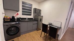Fridge, microwave, coffee/tea maker, electric kettle - Downtown Florianópolis, everything nearby, comfortable, fully equipped, 4 bedrooms with AC and 2 bathrooms. (Florianópolis)