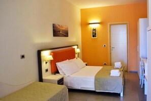 Tabla de planchar con plancha, wifi, ropa de cama