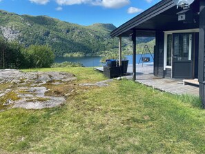 Property grounds - Mountain cabin with magical view and tranquil lake (Matre)