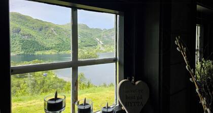 Chalet de montagne avec vue magique et lac tranquille