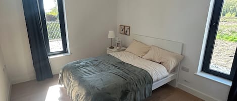 3 habitaciones, tabla de planchar con plancha y internet