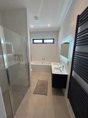 Shower, towels, soap, toilet paper - Modern Rural Ireland Retreat – Spacious & Peaceful Countryside Escape. (Derryadd)