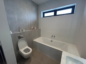 Dusj, håndklær, såpe og toalettpapir