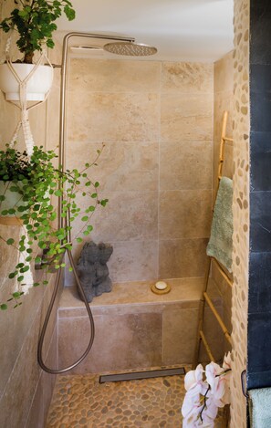 Dusche, Haartrockner, Handtücher, Toilettenpapier
