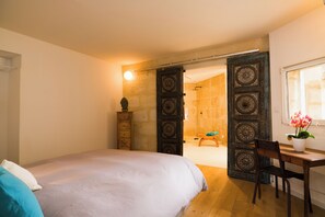 Tabla de planchar con plancha, wifi, ropa de cama