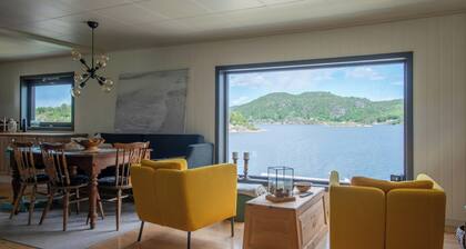 Sea view and idyll in charming island cabin