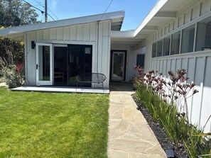 A modern house with a patio, a sliding glass door, and a small garden. - Sunny Garden Oasis in perfect Mill Valley (Mill Valley)