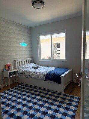 4 soverom, strykejern/-brett, internettilgang og sengetøy