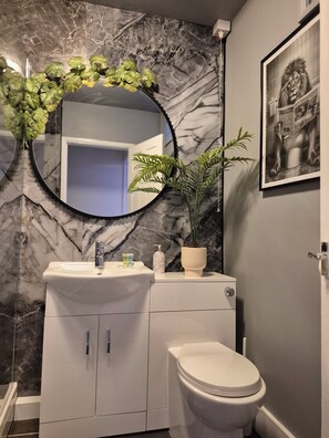 Bathroom - City Centre Sanctuary, with free parking. (Worcester)