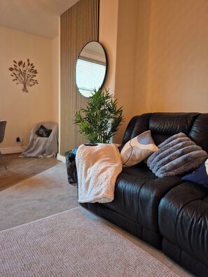Living area - City Centre Sanctuary, with free parking. (Worcester)