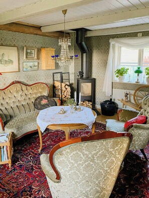 TV, fireplace - Traditional Dalarna cottage with Lake Siljan views (Sollerön)