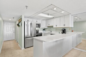 Private kitchen - Ocean-front Condo in North OC - just a few blocks from Fenwick Island! (Ocean City)