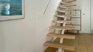 A spiral staircase with wooden steps and a white wall. - Town house with sea view in historic Ærøskøbing (Ærøskøbing)