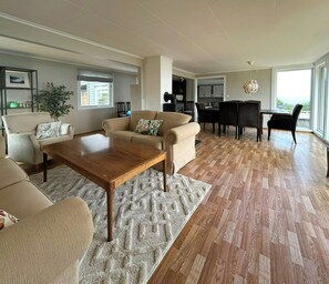 TV, fireplace - Beautiful cabin with ocean view in Lyngmyr (Kristiansand)
