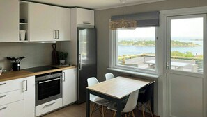 Coffee/tea maker, oven, dishwasher - Beautiful cabin with ocean view in Lyngmyr (Kristiansand)