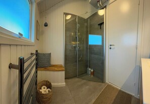 Shower - Charming holiday home with sea view in Hejlsminde (Hejls)