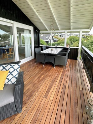Outdoor dining - Charming holiday home with sea view in Hejlsminde (Hejls)