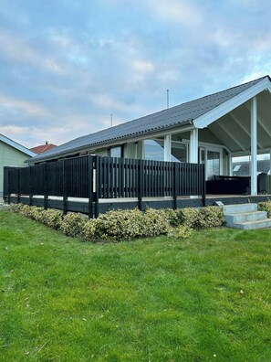 Exterior - Charming holiday home with sea view in Hejlsminde (Hejls)