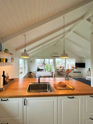 Charming holiday home with sea view in Hejlsminde