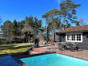 Outdoor dining - Log cabin with pool near Tisvilde (Vejby)