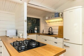 Mikrobølgeovn, ovn, oppvaskmaskin og kaffetrakter/tekoker