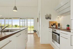 Oven, dishwasher, coffee/tea maker - Family house with sea view in Svinkløv (Fjerritslev)