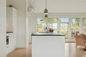 Oven, dishwasher, coffee/tea maker - Family house with sea view in Svinkløv (Fjerritslev)