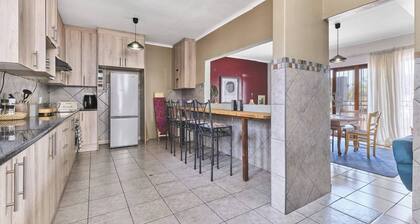 The Cozy Three Bedroom Home With Back up Water