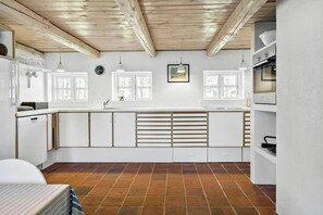 Een oven, een vaatwasser, een koffiezetapparaat/waterkoker
