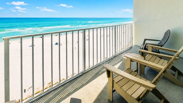 Ein Balkon mit Blick auf den Strand und das Meer.