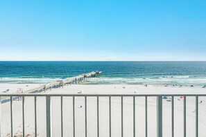 On the beach - Emerald Skye #64 - Beachfront 1BR + Bunks, Stunning Gulf Views, Pool, Gym (Orange Beach)
