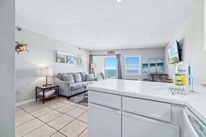 Smart TV - Emerald Skye #64 - Beachfront 1BR + Bunks, Stunning Gulf Views, Pool, Gym (Orange Beach)