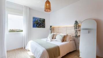 Een strijkplank/strijkijzer, wifi, beddengoed