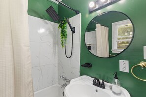 Hair dryer, towels, soap, toilet paper - Modern Mountain Getaway Near Shenandoah (Front Royal)