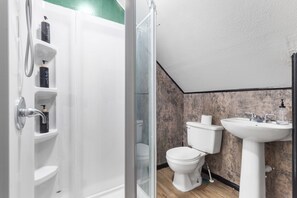 Haartrockner, Handtücher, Seife, Toilettenpapier