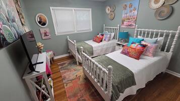 4 bedrooms, iron/ironing board, Internet, bed sheets