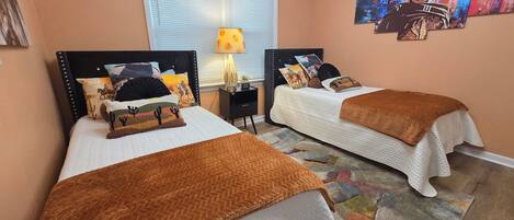 4 bedrooms, iron/ironing board, internet, bed sheets