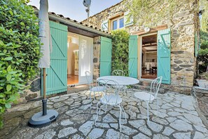 Outdoor dining - Character studio in the heart of a wine estate (Pézenas)