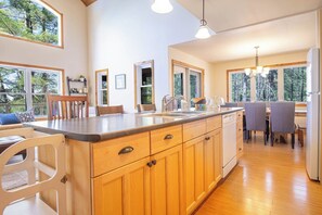 Fridge, microwave, oven, stovetop - Peninsula Point - Five Bedroom Cottage, Sleeps 12 (Havelock)